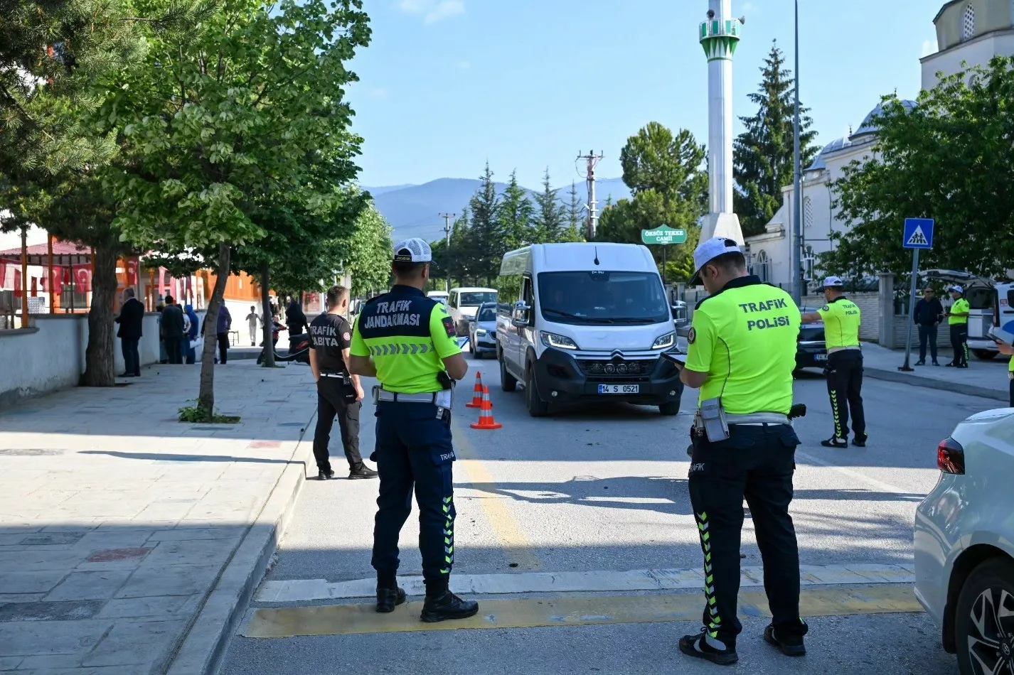 Bolu’da trafik polisi, trafik jandarması ve trafik zabıtası ekiplerince okul