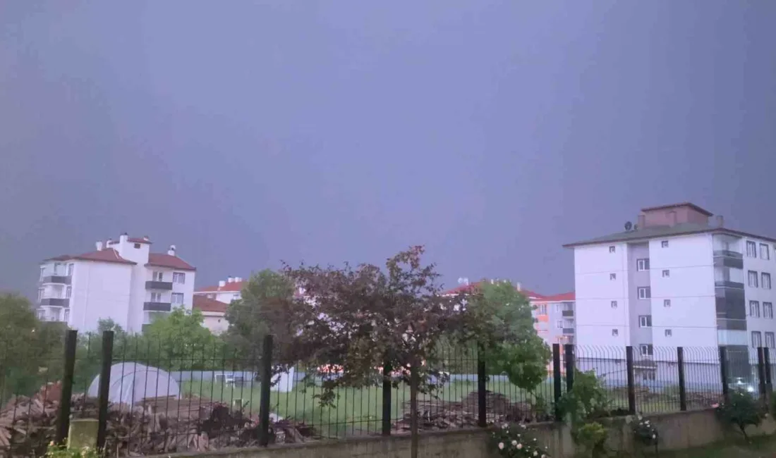 Bolu’da etkili olan sağanak yağışla birlikte gökyüzünü aydınlatan şimşekler, görsel