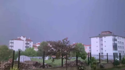 Bolu’da etkili olan sağanak yağışla birlikte gökyüzünü aydınlatan şimşekler, görsel