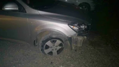 Bolu’nun Mudurnu ilçesinde, kavşaktaki yön levhasına çarptıktan sonra olay yerinden