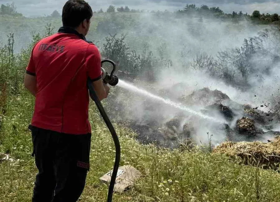 Bolu’nun Dörtdivan ilçesinde boş arazide atık samanların tutuşması ile çıkan