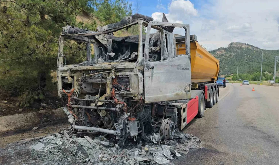 Karabük’ün Eflani ilçesinden yüklediği cam madenini Ankara’ya götüren tır, Karabük-Eskipazar