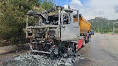 Karabük’ün Eflani ilçesinden yüklediği cam madenini Ankara’ya götüren tır, Karabük-Eskipazar