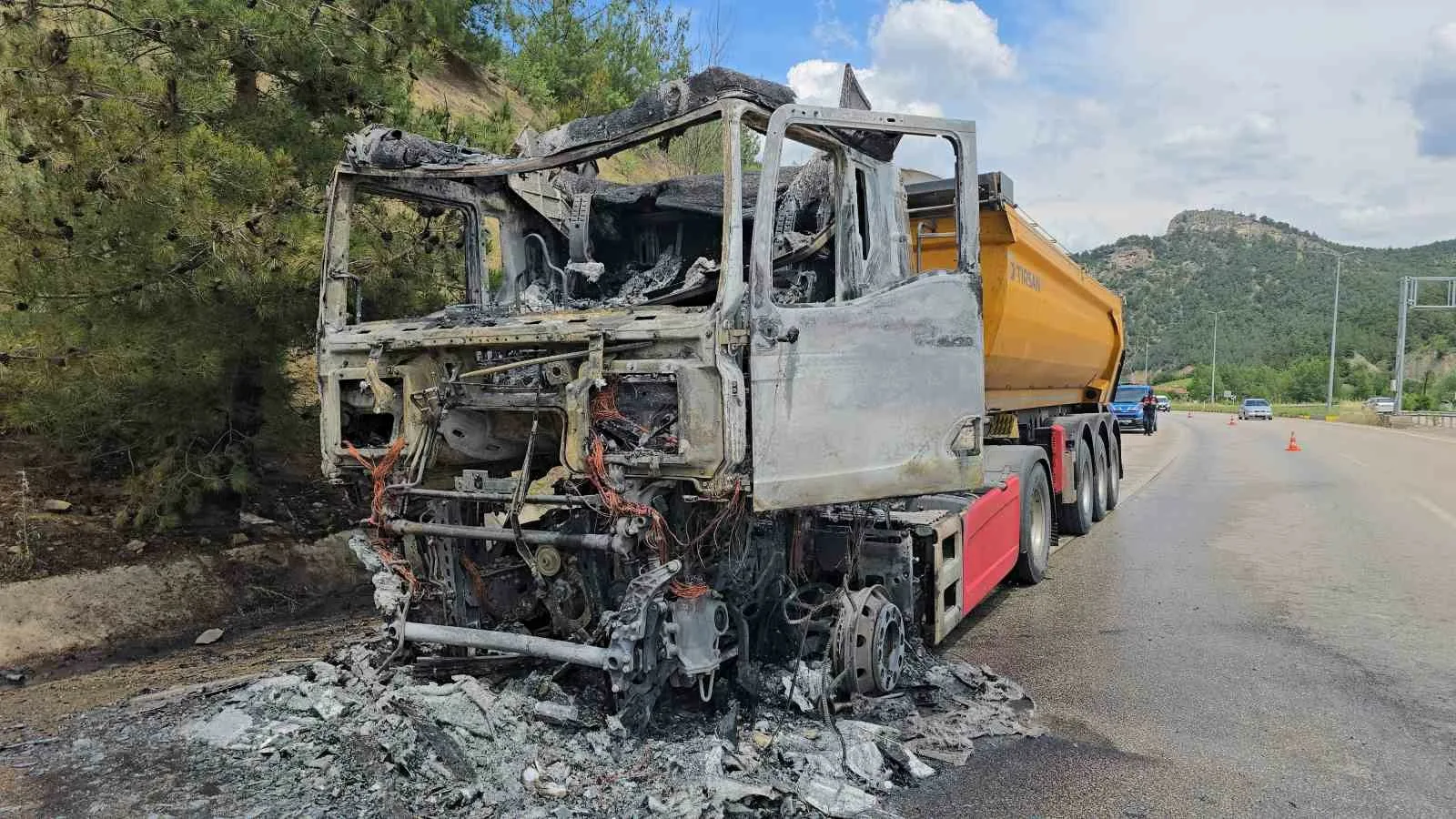 Karabük’ün Eflani ilçesinden yüklediği cam madenini Ankara’ya götüren tır, Karabük-Eskipazar