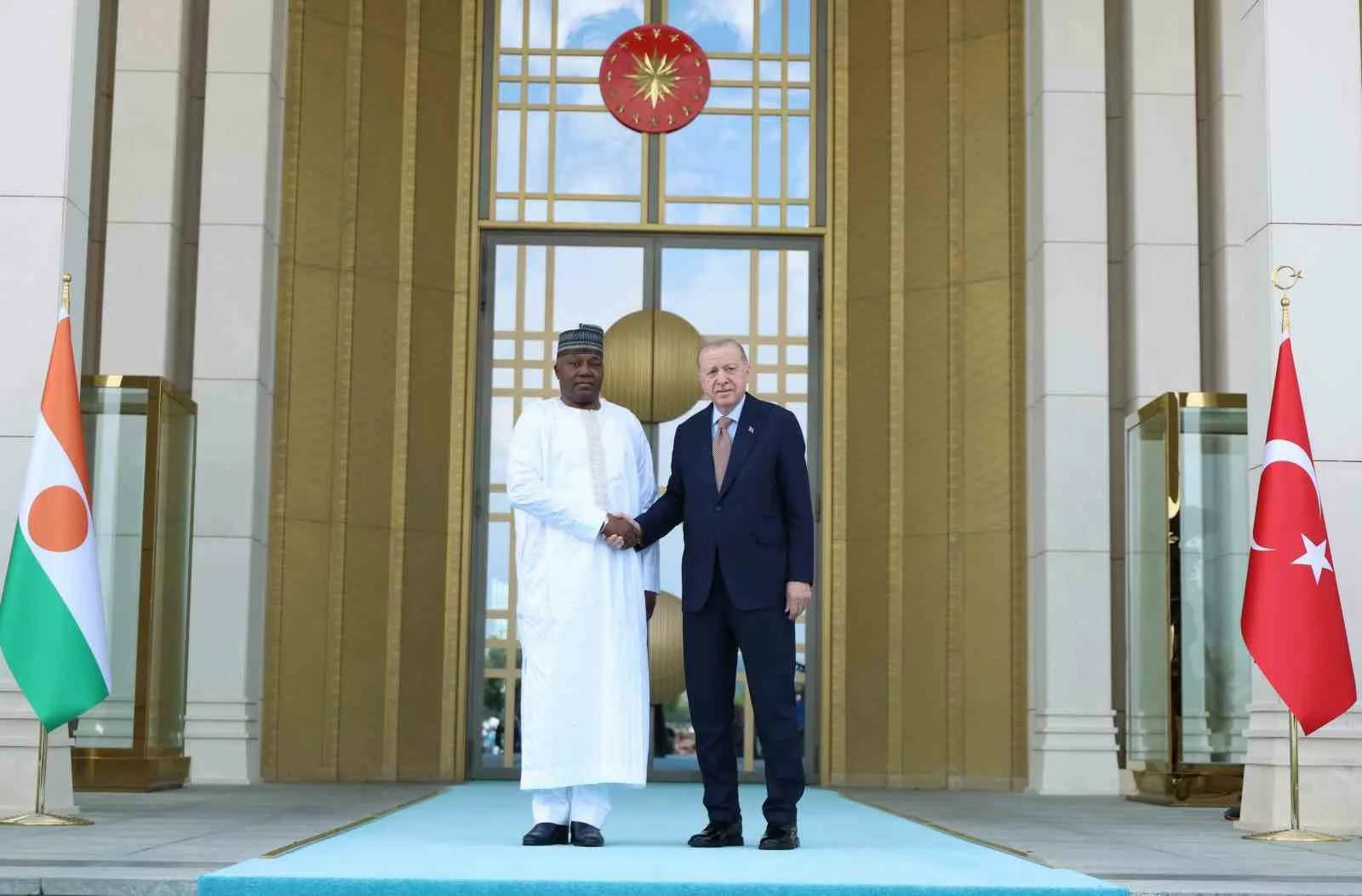 Cumhurbaşkanı Recep Tayyip Erdoğan, Nijer Cumhurbaşkanı Abdourahamane Tchiani’yi törenle karşıladı.