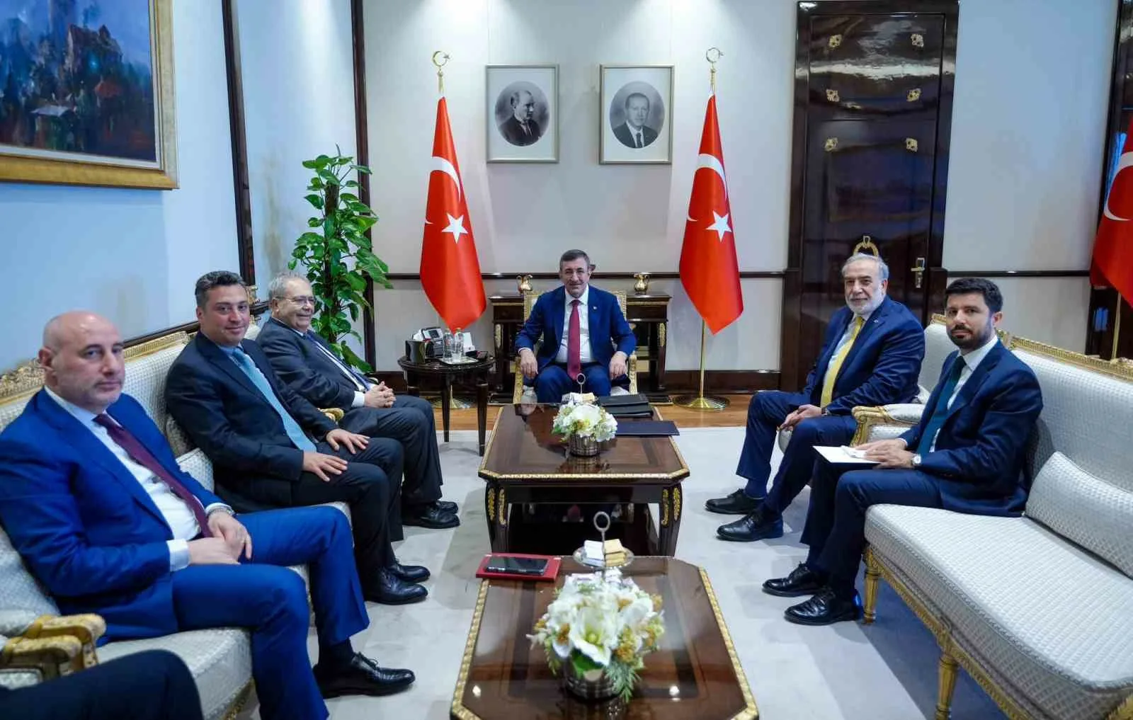 Cumhurbaşkanı Yardımcısı Cevdet Yılmaz, Lübnan Başbakan Yardımcısı Tarık Mitri ile