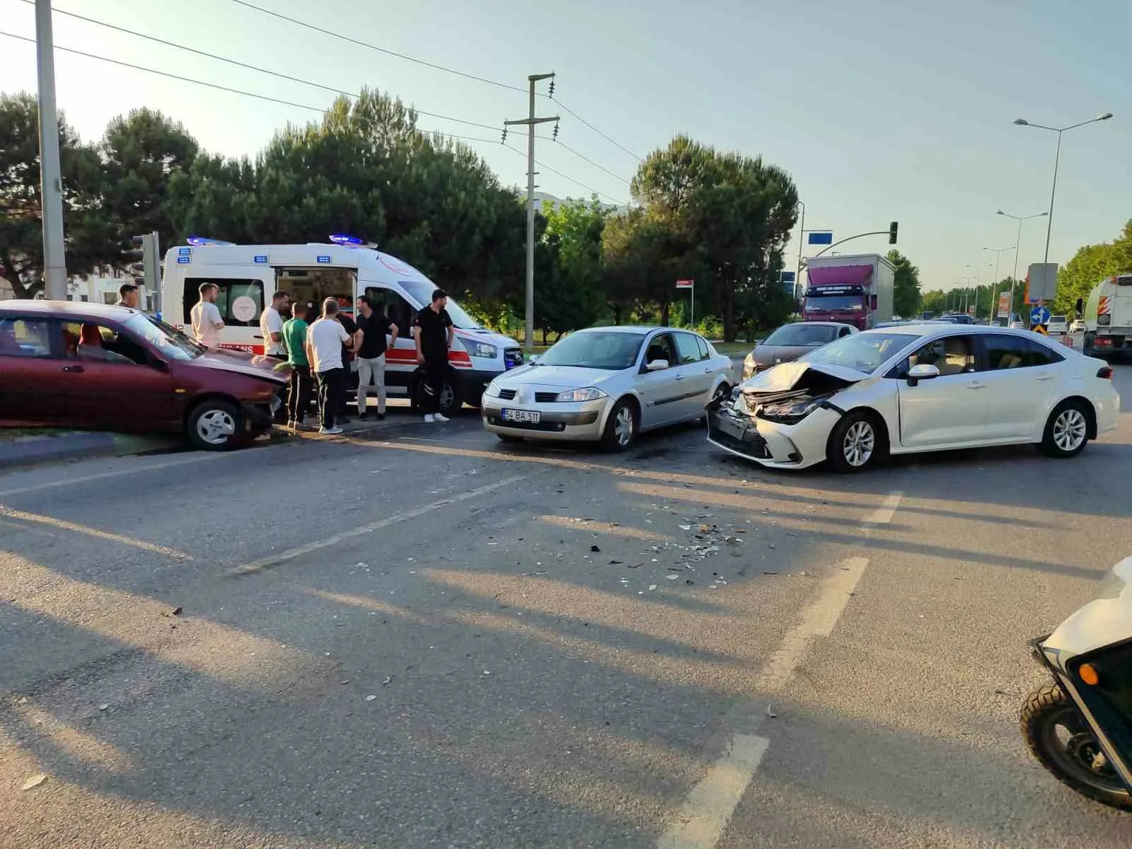 Sakarya’nın Adapazarı ilçesi D-650 karayolunda iki otomobilin kafa kafaya çarpışması