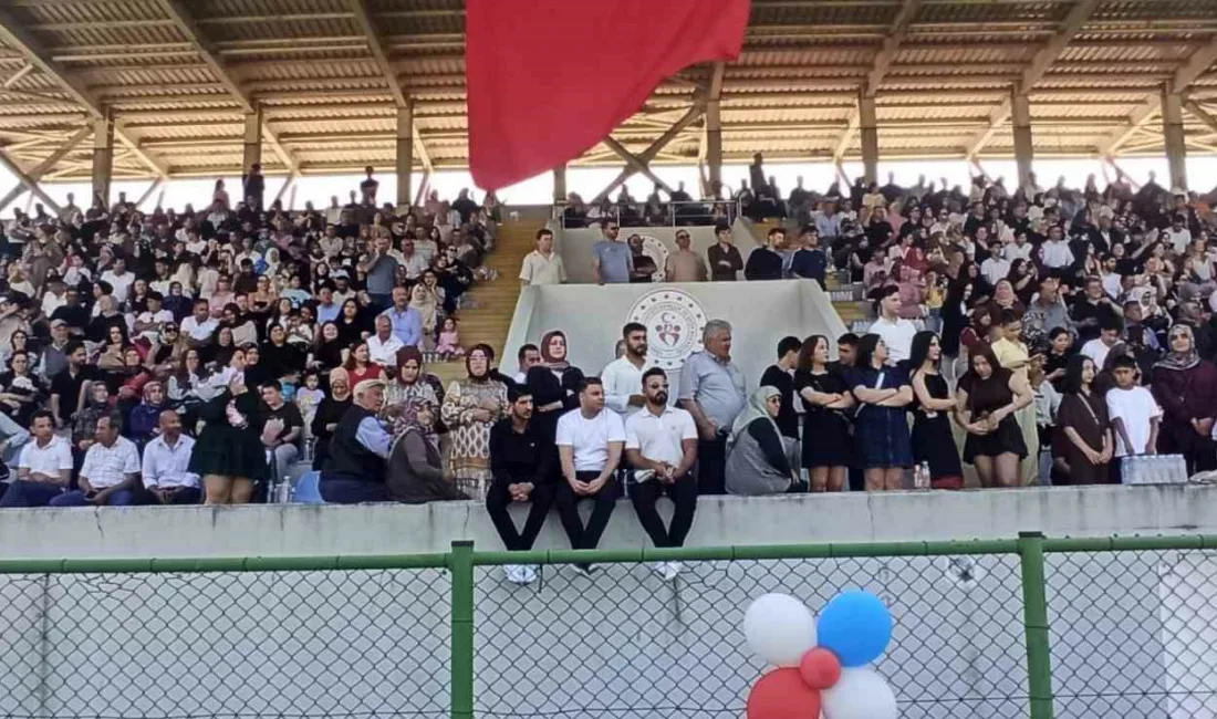 Devrek Şehir Stadında yüzlerce öğrenci mezuniyet sevinçlerini keplerini havaya atarak