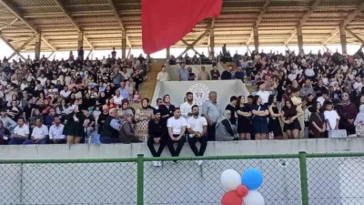 Devrek Şehir Stadında yüzlerce öğrenci mezuniyet sevinçlerini keplerini havaya atarak