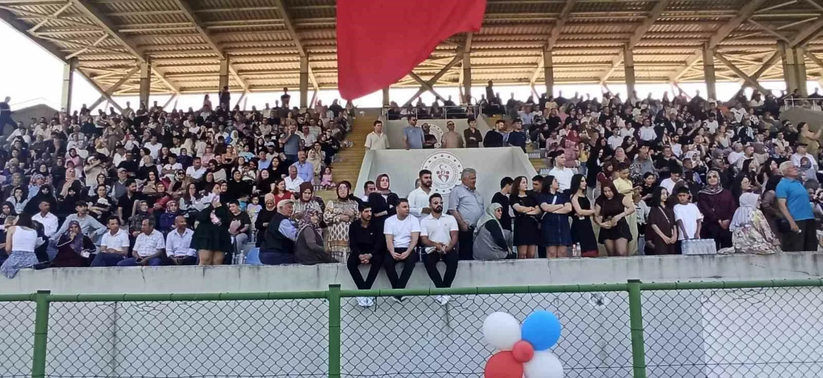 Devrek Şehir Stadında yüzlerce öğrenci mezuniyet sevinçlerini keplerini havaya atarak