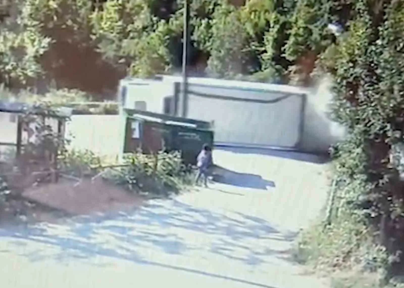 Kastamonu’nun İnebolu ilçesinde freni boşalması neticesinde devrilerek metrelerce sürüklenen kamyonun