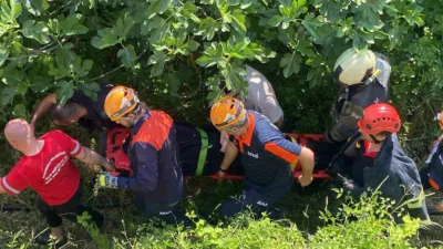 Kocaeli’nin Başiskele ilçesinde direksiyonu kilitlenen otomobil, demir bariyerleri parçalayarak yaklaşık