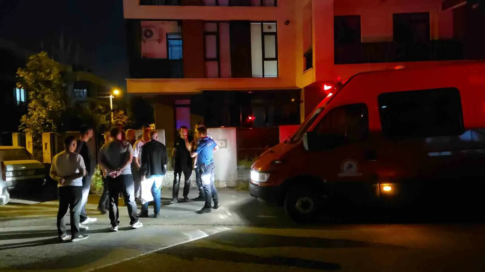 DÜZCE (İHA) – Düzce’de bir binada vatandaşlar, giriş katta bulunan
