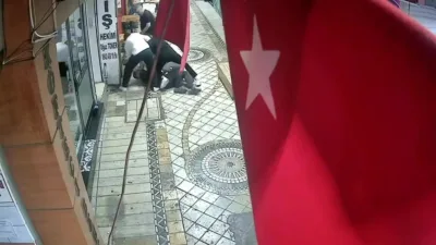 Kocaeli’nin İzmit ilçesinde bir şahıs, 4 kişi tarafından tekme ve