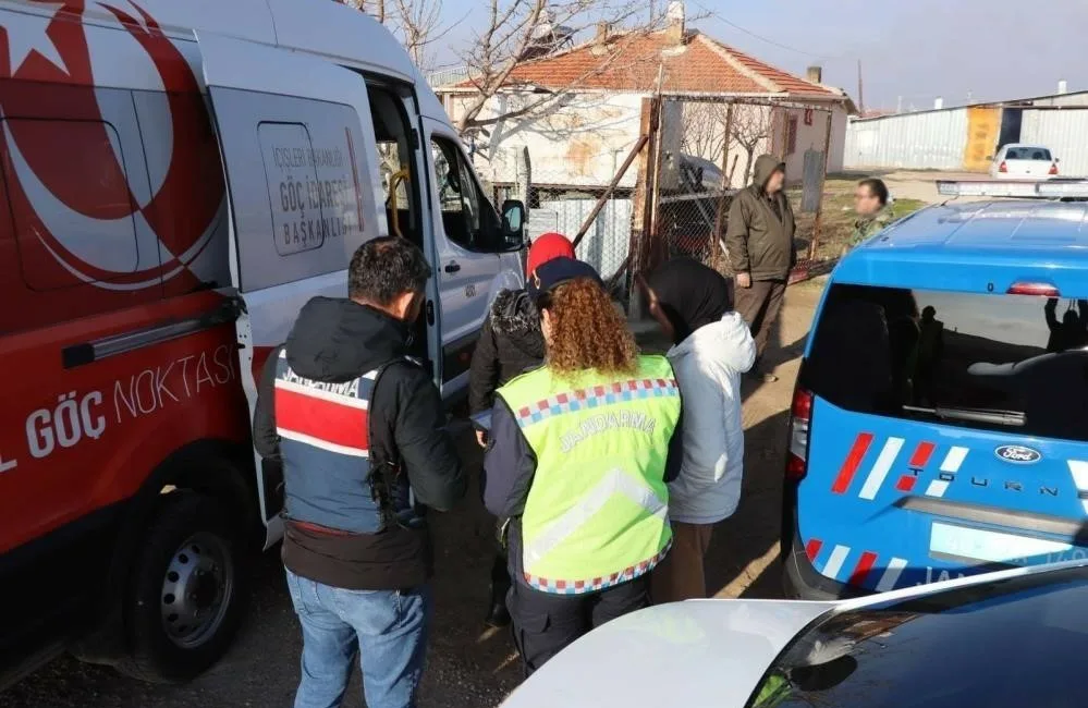 Düzce’de yasa dışı yollarla yurda girdiği tespit edilen 3 düzensiz