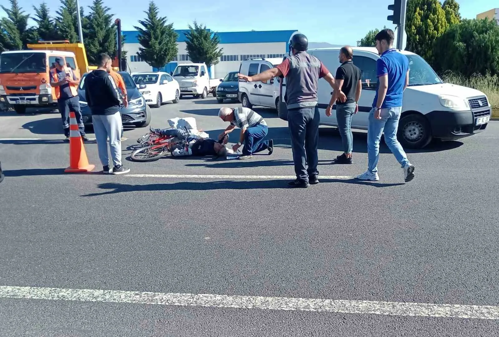 DÜZCE (İHA) – Düzce’de otomobilin çarptığı 86 yaşındaki bisikletli yaralandı.
