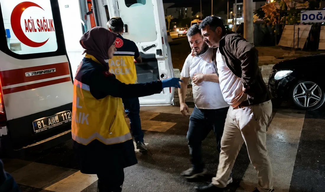 Düzce (İHA) – Düzce’de kavşakta iki otomobilin çarpıştığı kazada 5