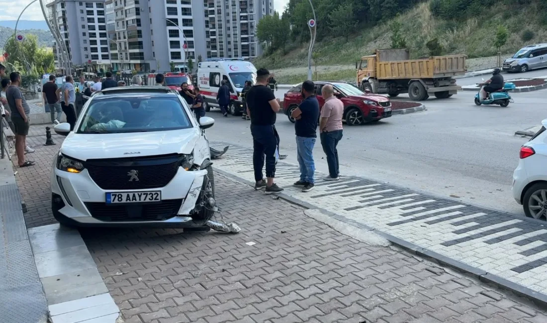 Karabük’te ehliyetsiz sürücünün kullandığı otomobilin başka bir otomobille çarpıştığı kazada,