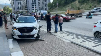 Karabük’te ehliyetsiz sürücünün kullandığı otomobilin başka bir otomobille çarpıştığı kazada,