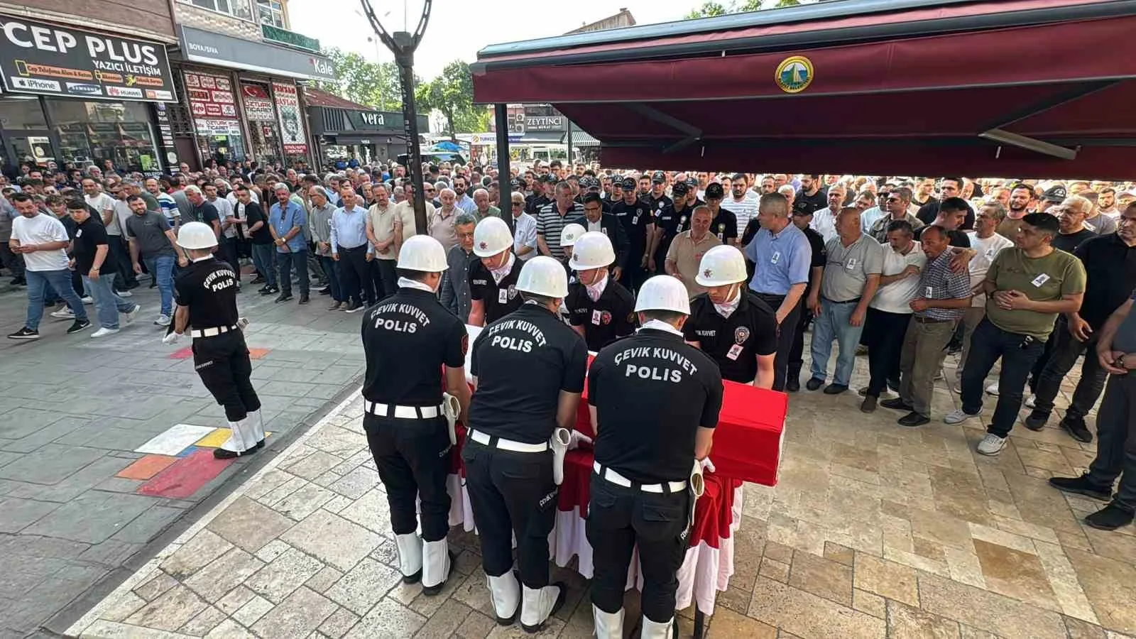 Düzce’de görev yapan 29 yaşındaki Polis Memuru Samet Özdemir, evinde