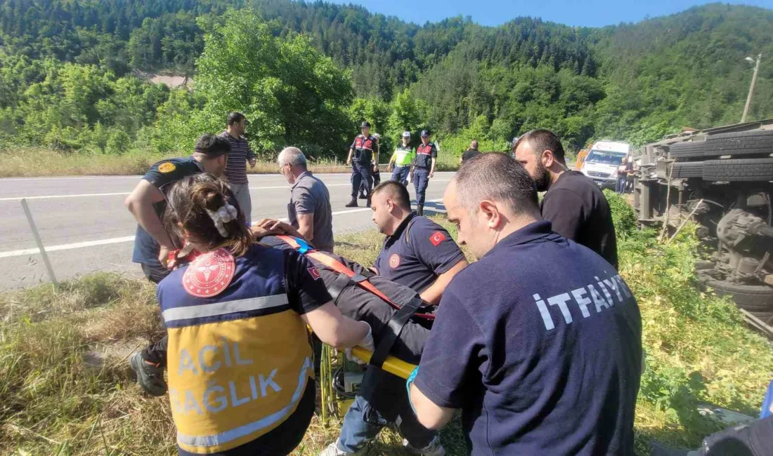 Kastamonu’nun İnebolu ilçesinde freni boşalması neticesinde devrilen kamyonun sürücüsü araçta