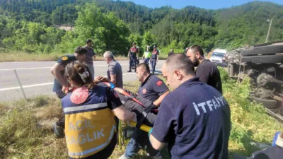 Kastamonu’nun İnebolu ilçesinde freni boşalması neticesinde devrilen kamyonun sürücüsü araçta