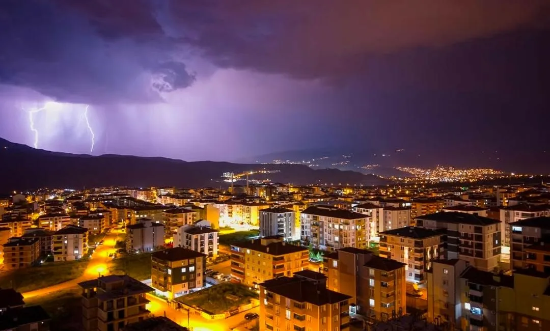 Karabük’te gece saatlerinde gökyüzünü aydınlatan şimşekler, etkileyici görüntüler oluşturdu. Peş