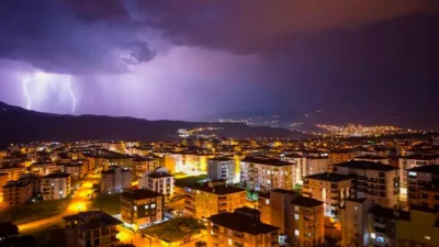 Karabük’te gece saatlerinde gökyüzünü aydınlatan şimşekler, etkileyici görüntüler oluşturdu. Peş