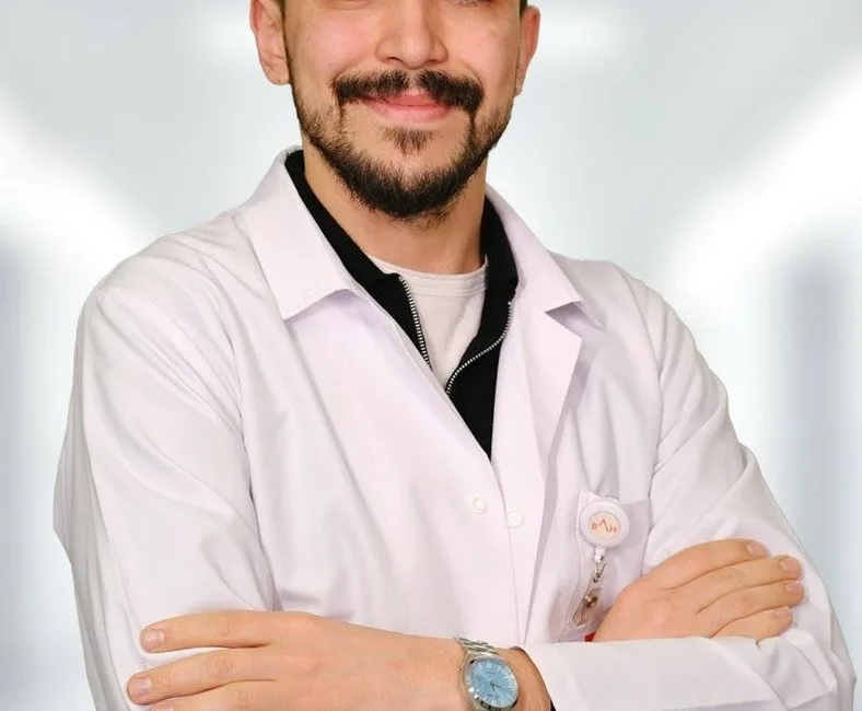 Göz Hastalıkları Uzmanı Opr. Dr. Halil Emre Özdemir, göz kapağı