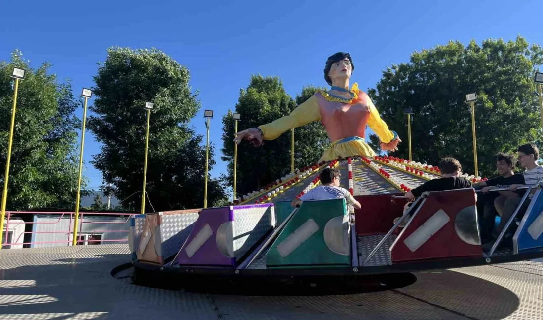Bolu’da lunaparktaki oyuncakları günlerdir uzaktan izleyen otizmli çocuk, çalışanların girişimi