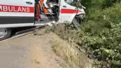 Kocaeli’nin Kandıra ilçesinde hasta taşıdığı sırada kontrolden çıkarak yeşillik alana