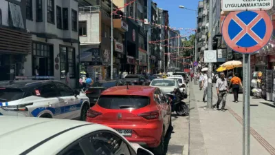 Zonguldak’ta hatalı park edilen araçlar, şehir içi trafiğinde aksamalara neden
