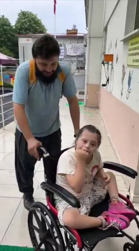 Düzce’de özel eğitim gören kızını her gün okula getiren baba