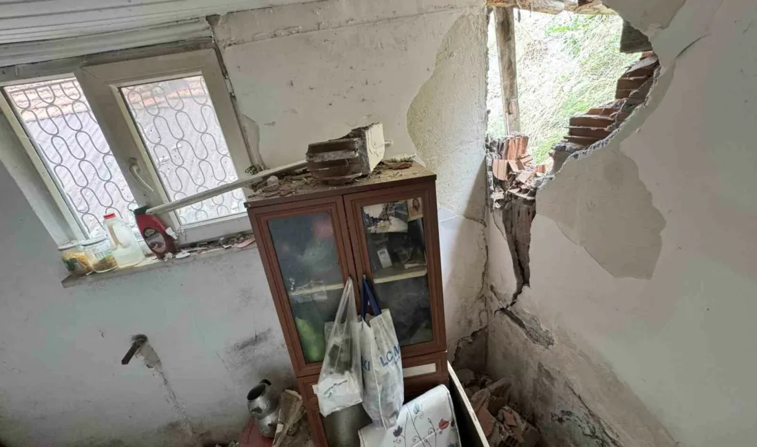 Karabük’te meydana gelen heyelanda yamaçtan kopan kaya parçaları, bir evin