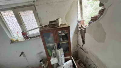 Karabük’te meydana gelen heyelanda yamaçtan kopan kaya parçaları, bir evin