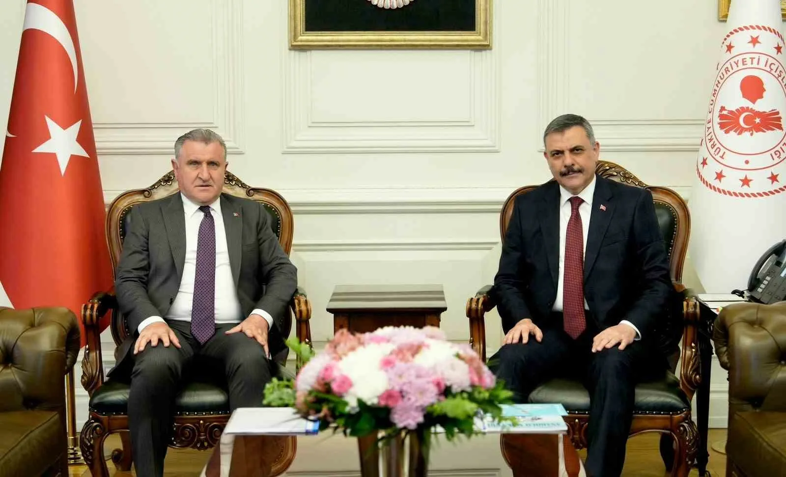 İçişleri Bakanı Mustafa Çiftçi, Gençlik ve Spor Bakanı Osman Aşkın