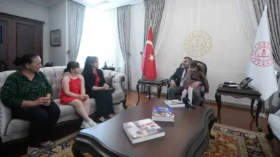 Çaldığı 10 farklı enstrümanla ve güzel sesiyle İhlas Haber Ajansı’nın