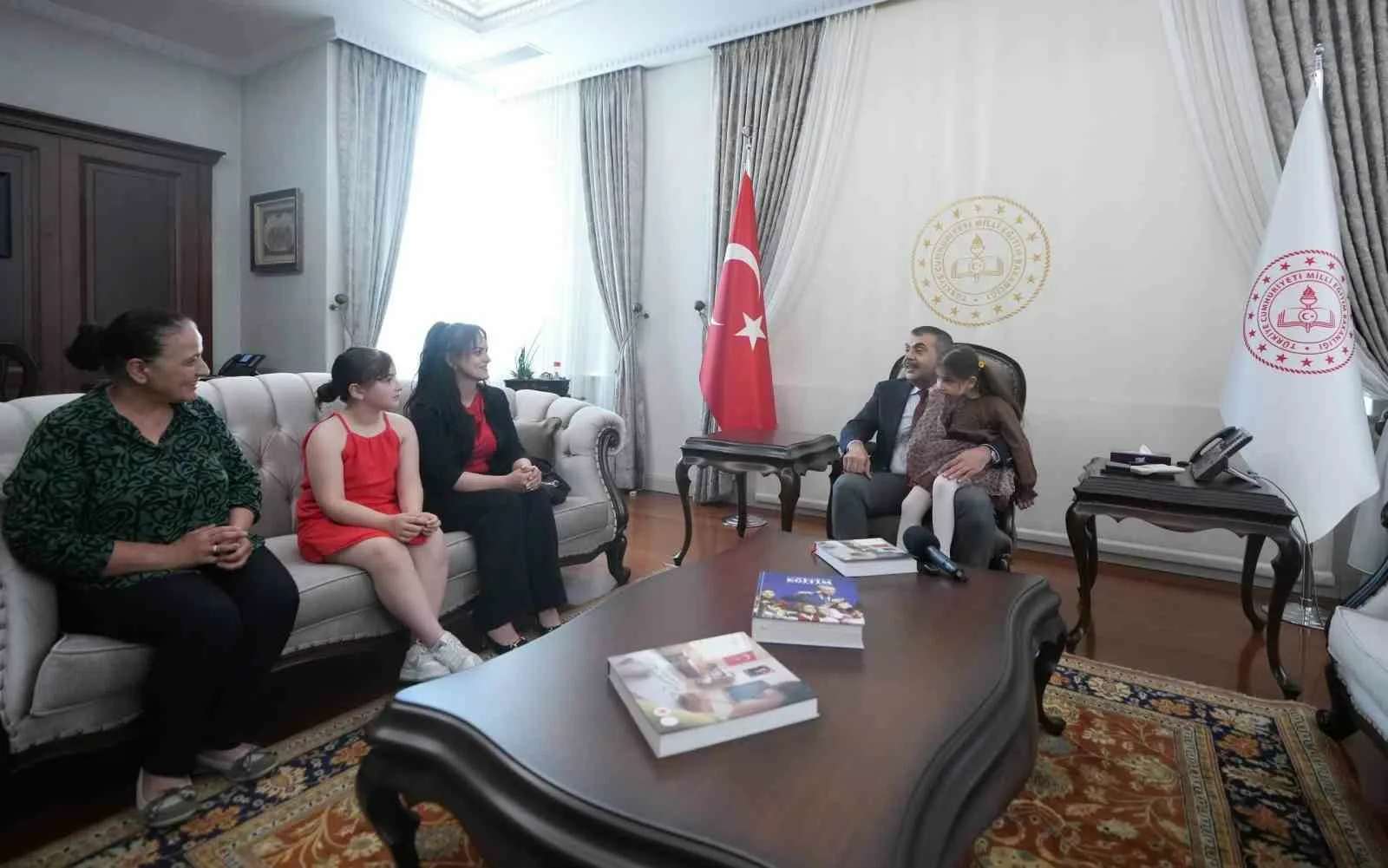 Çaldığı 10 farklı enstrümanla ve güzel sesiyle İhlas Haber Ajansı’nın