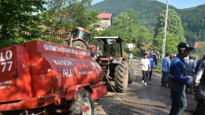 Sakarya’nın Hendek ilçesinde iki katlı evde çıkan yangına ilk müdahaleyi