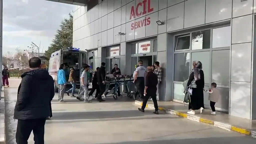 Kocaeli’de inşaatta çalışan 2 işçi, dengelerini kaybetmeleri neticesinde iskeleden düşerek