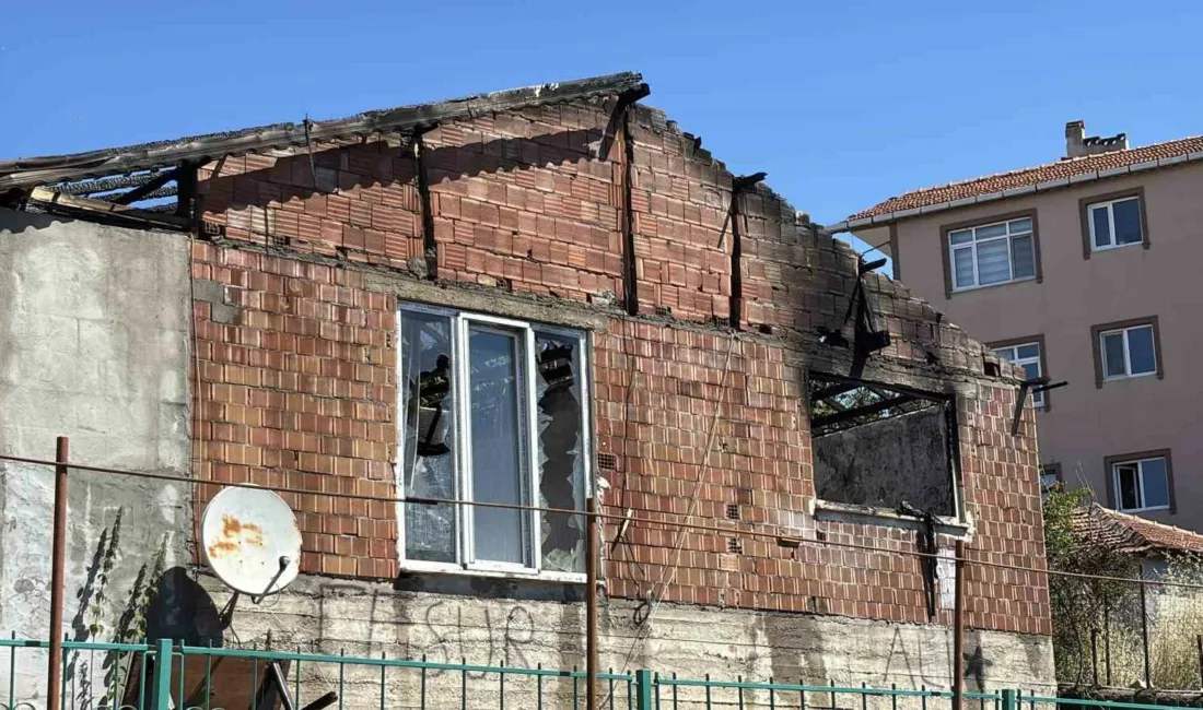 Kocaeli’nin İzmit ilçesinde tek katlı evde çıkan yangın itfaiye ekiplerince