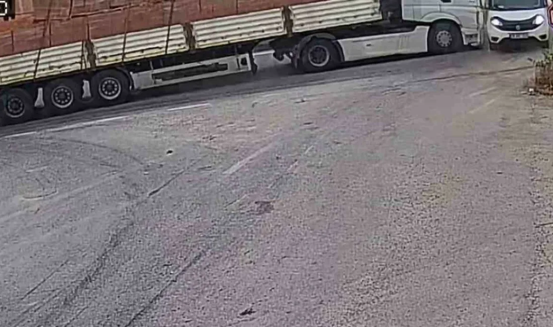 Karabük-Kastamonu kara yoluna kontrolsüz çıkan kamyonete tuğla yüklü tırın çarpması