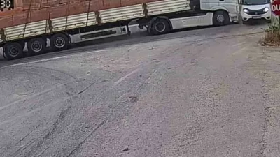 Karabük-Kastamonu kara yoluna kontrolsüz çıkan kamyonete tuğla yüklü tırın çarpması