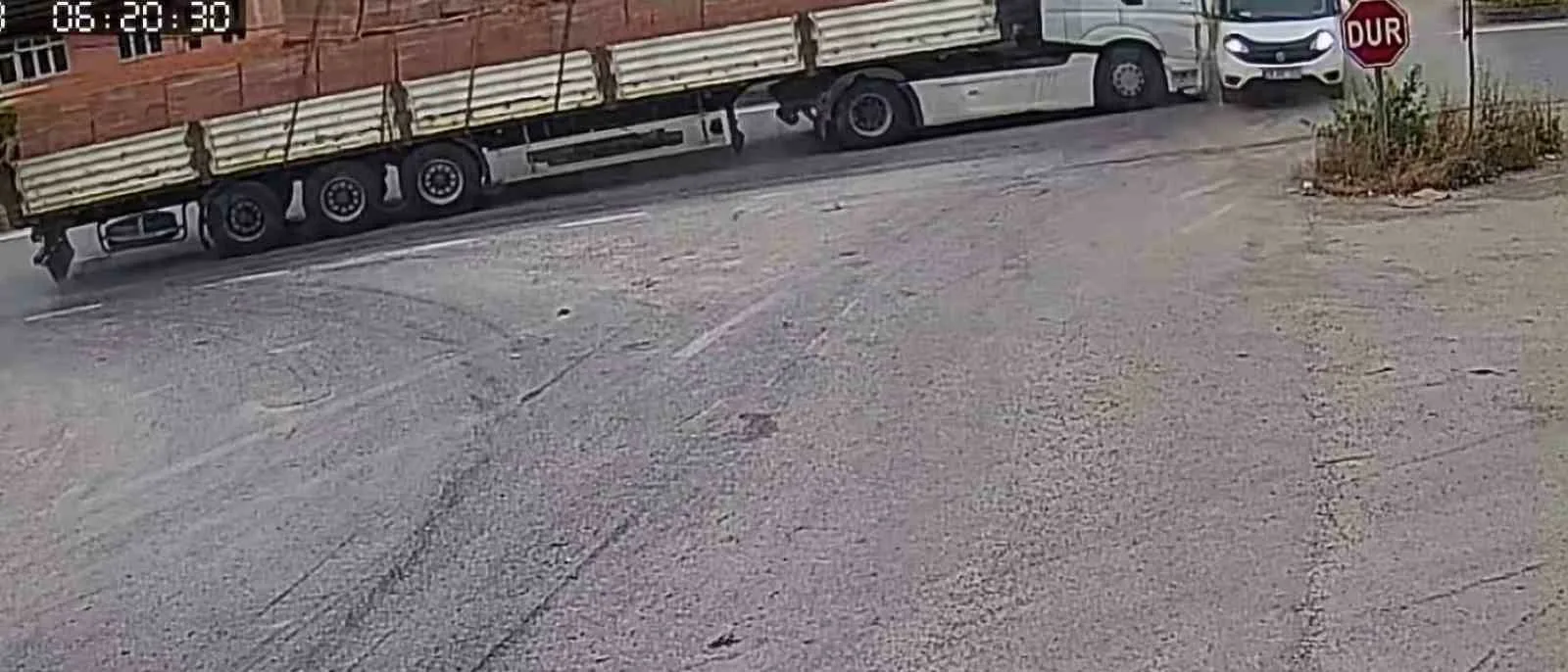 Karabük-Kastamonu kara yoluna kontrolsüz çıkan kamyonete tuğla yüklü tırın çarpması