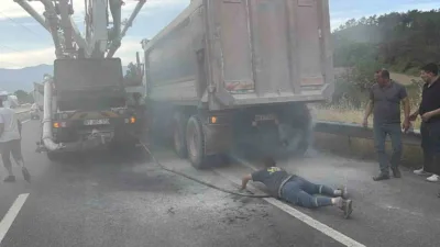 Düzce’de seyir halinde kamyonun lastiğinde çıkan yangını, beton pompası ve