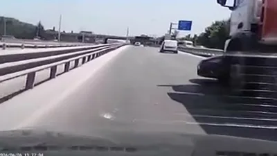 Kocaeli’nin Başiskele ilçesinde kamyonla çarpışan otomobil, kamyonun önünde metrelerce sürüklendi.