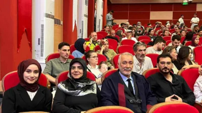 Karabük Üniversitesi’nde düzenlenen mezuniyet töreninde 57 yaşındaki Abdullah Özel ile