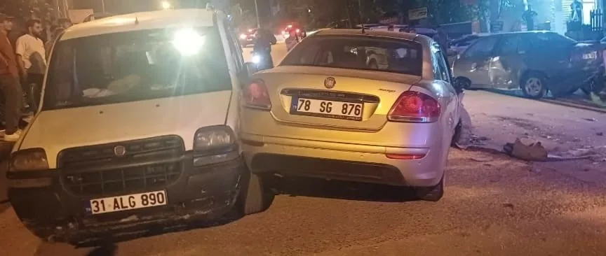 Karabük’te 5 aracın karıştığı zincirleme trafik kazasında 2 kişi yaralandı.