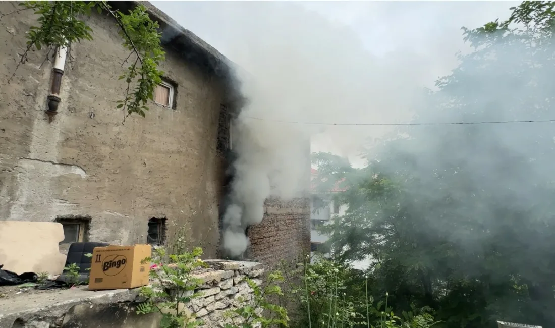 Karabük’te üç katlı evde çıkan yangın, itfaiye ekiplerinin müdahalesiyle büyümeden