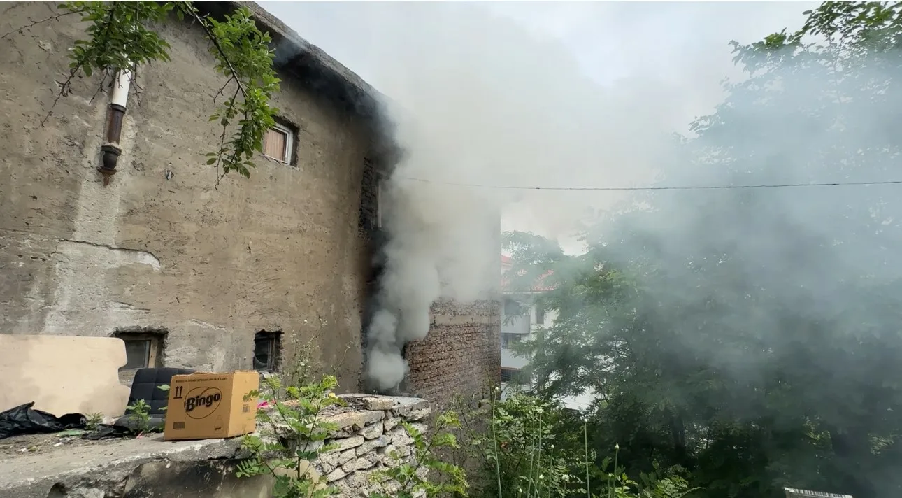 Karabük’te üç katlı evde çıkan yangın, itfaiye ekiplerinin müdahalesiyle büyümeden